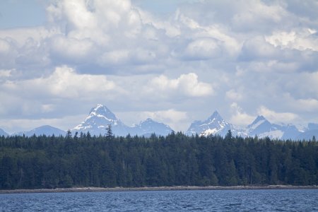 Mooie besneeuwde pieken op het vasteland van Canada vanaf Vancouver Island
